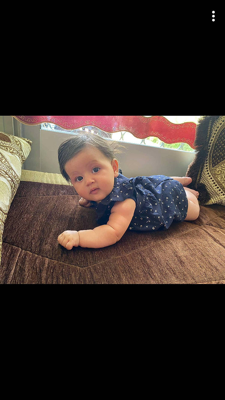 Imen participe au concours pour gagner de l'argent avec cette photo : arm, baby, beauty, cheek, child, cloud, cool, eye, face, floor, fun, hand, head, human, leg, person, sitting, skin, sky, snapshot