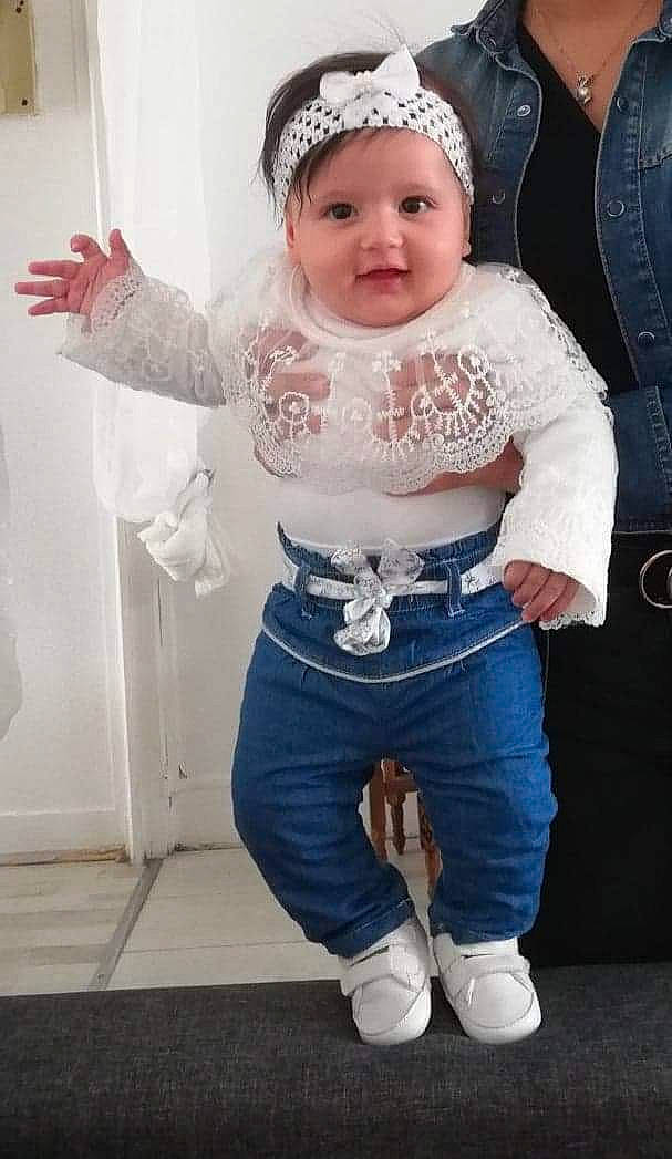 Imen participe au concours pour gagner de l'argent avec cette photo : abdomen, baby, child, child_model, clothing, cool, costume, denim, headgear, headwear, jeans, joy, person, toddler, trousers, white