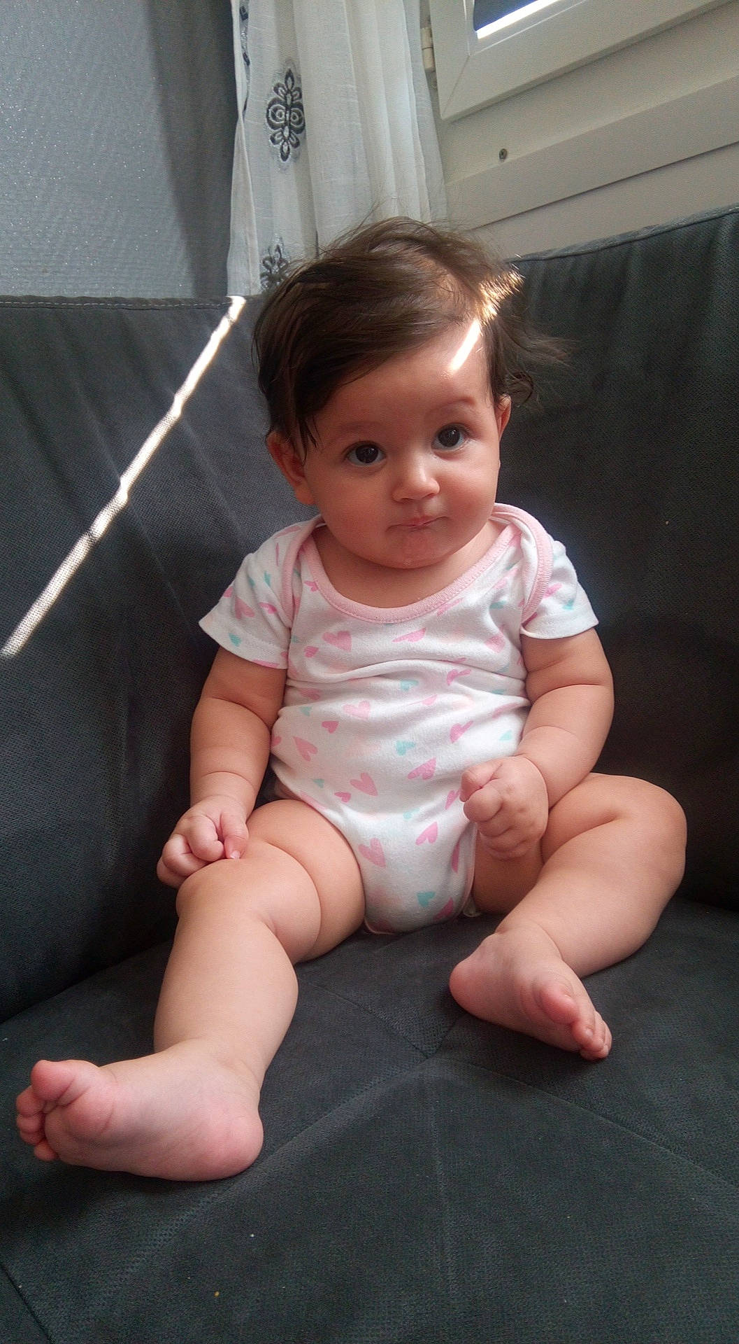 Imen participe au concours pour gagner de l'argent avec cette photo : arm, baby, barefoot, cheek, child, finger, hand, leg, person, pink, sitting, skin, smile, sole, toddler