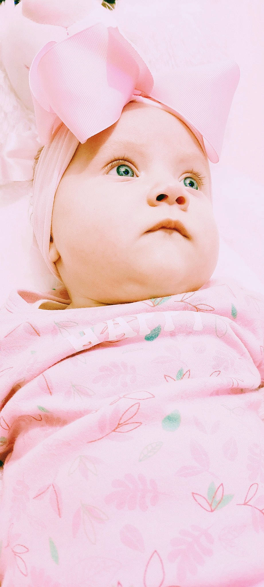 Poëma participe au concours pour gagner de l'argent avec cette photo : baby, baby_toddler_clothing, cap, cheek, child, comfort, eye, eyebrow, eyelash, fashion_accessory, happy, iris, linens, lip, magenta, nose, peach, person, pink, sleeve