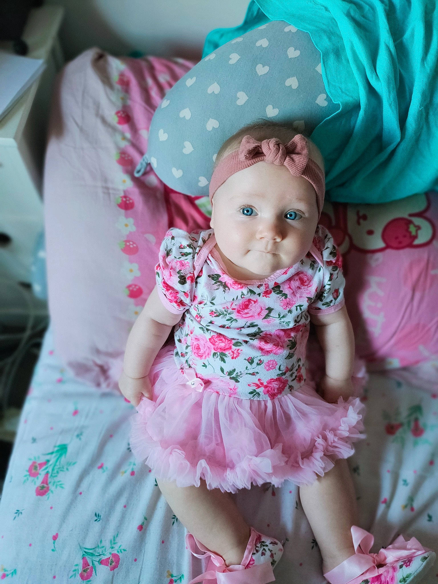 Poëma a rejoint le concours — aidez-le/la à gagner de superbes lots ! baby, baby_toddler_clothing, cheek, day_dress, dress, embellishment, head, headgear, iris, magenta, pattern, person, pink, product, purple, skin, sleeve, textile, toddler, violet