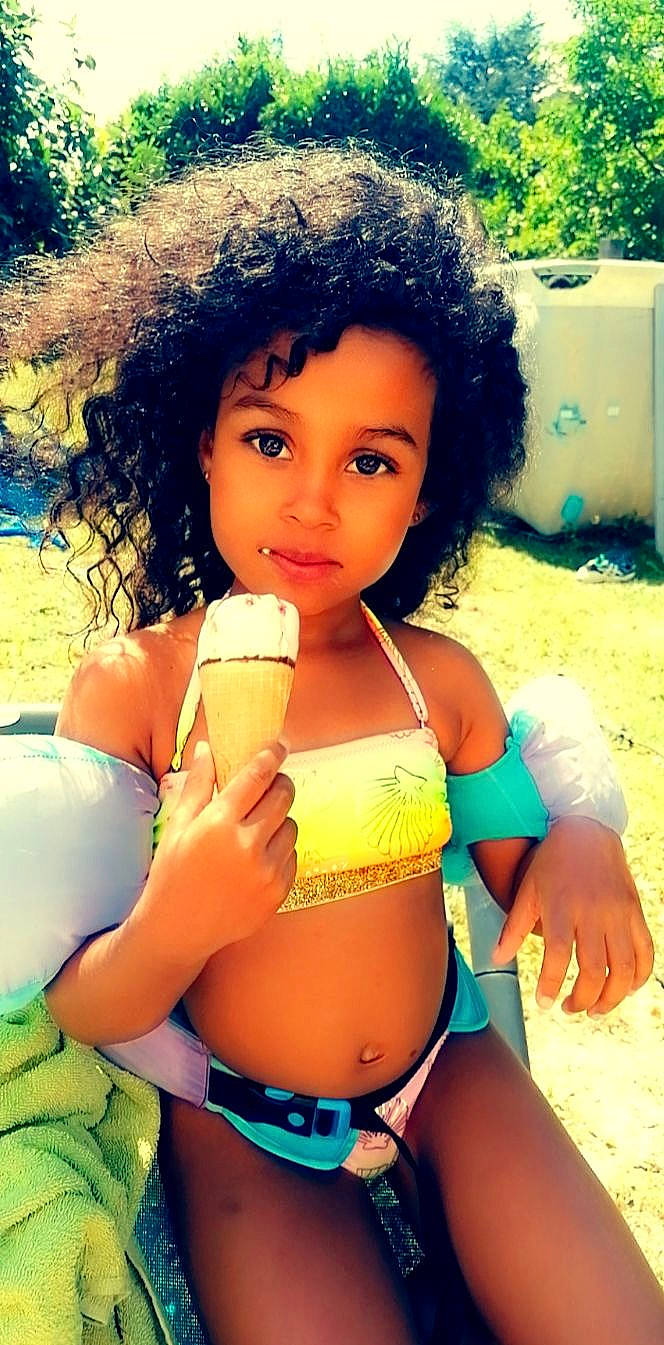 Lyloo participe au concours pour gagner de l'argent avec cette photo : black_hair, brassiere, chest, cool, facial_expression, finger, hair, happy, lingerie_top, muscle, organ, people_in_nature, person, skin, swimsuit_bottom, swimsuit_top, swimwear, thigh, trunk, undergarment