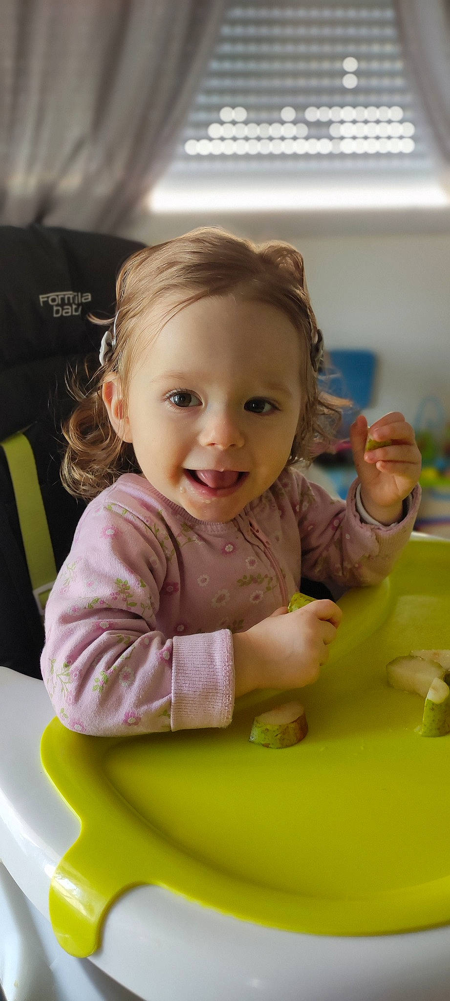 Léandra a rejoint le concours — aidez-le/la à gagner de superbes lots ! arm, baby_toddler_clothing, chair, cheek, child, flooring, fun, hairstyle, happy, iris, leisure, person, play, recreation, sitting, skin, sleeve, smile, t_shirt, table