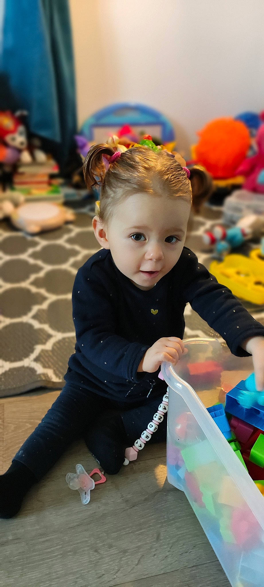 Léandra a rejoint le concours — aidez-le/la à gagner de superbes lots ! baby, baby_playing_with_toys, baby_toddler_clothing, child, costume, event, flooring, fun, happy, kindergarten, leisure, party, person, play, recreation, room, sitting, smile, toddler, vacation