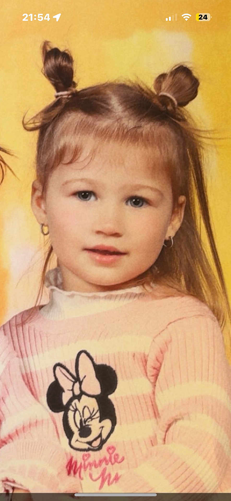 Gracieuse participe au concours pour gagner de l'argent avec cette photo : child, girl, face, smile, hair_buns, earrings, sweater, minnie_mouse, striped_clothing, pink, yellow_background, portrait, cute, young_child, fashion, apparel, indoor, happy, childhood, person