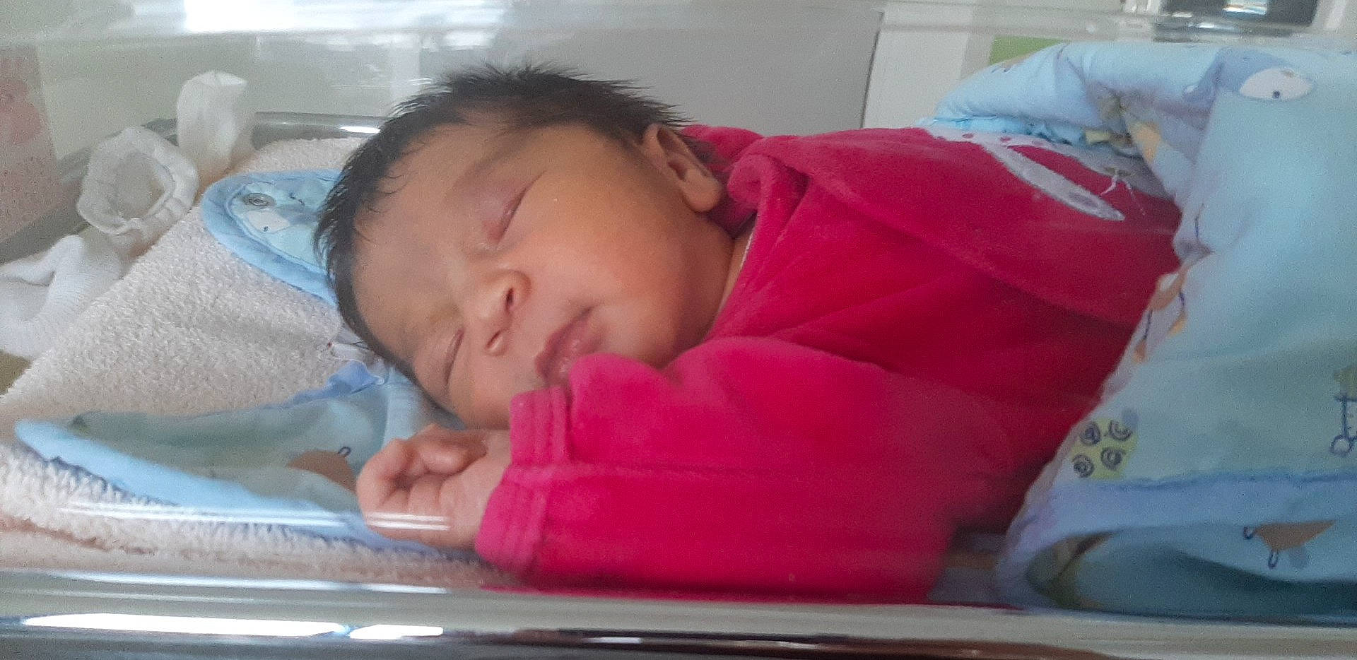 Naëlya a rejoint le concours — aidez-le/la à gagner de superbes lots ! baby, baby_sleeping, bed, bed_sheet, bedding, bedroom, bedtime, blanket, child, comfort, linens, magenta, mattress, nap, person, room, sleep, textile, toddler