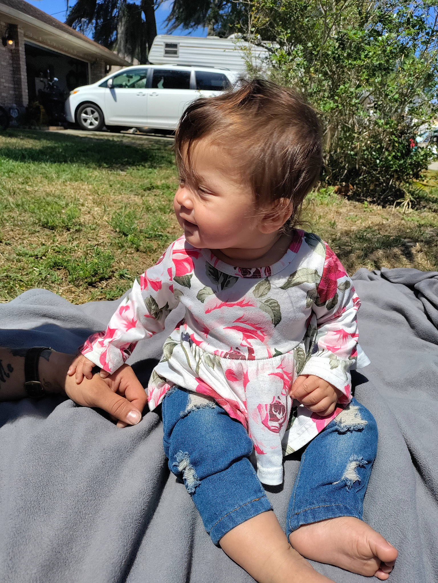 Mariella is registered to the contest to win money with this photo: arm, baby_toddler_clothing, car, child, eye, grass, happy, human_body, lap, leaf, leisure, motor_vehicle, person, plant, summer, tire, toddler, tree, truck, vehicle