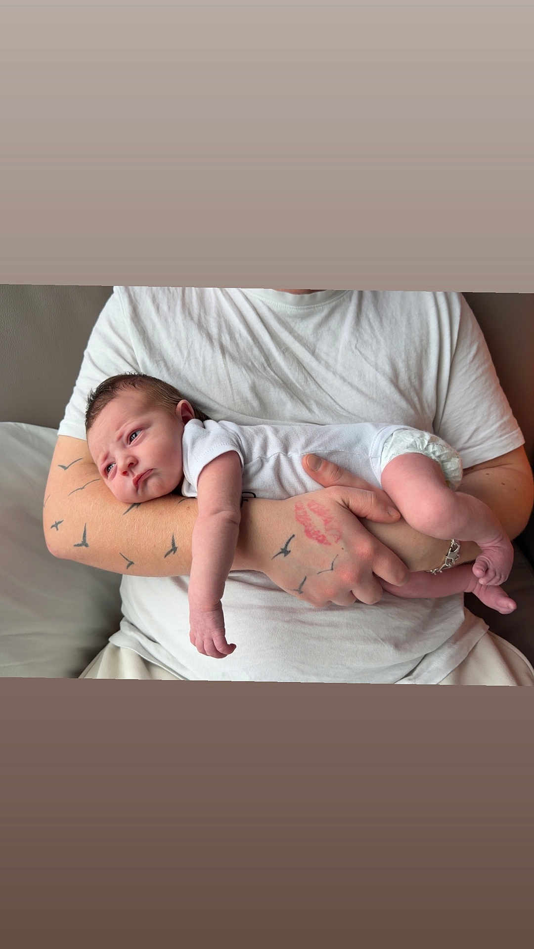 Télyssa a rejoint le concours — aidez-le/la à gagner de superbes lots ! baby, infant, person, white_onesie, tattoo, arm, hand, white_tshirt, diaper, skin, newborn, resting, indoor, candid, holding, human, portrait, cute, small, relaxed