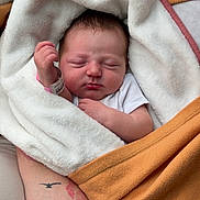 Télyssa participe au concours pour gagner de l'argent avec cette photo : newborn, baby, sleeping, blanket, hand, tattoo, bird_tattoo, lipstick_mark, soft_texture, white_blanket, orange_blanket, infant, peaceful, wrapped, cuddled, skin, person, rest, closeup, indoor