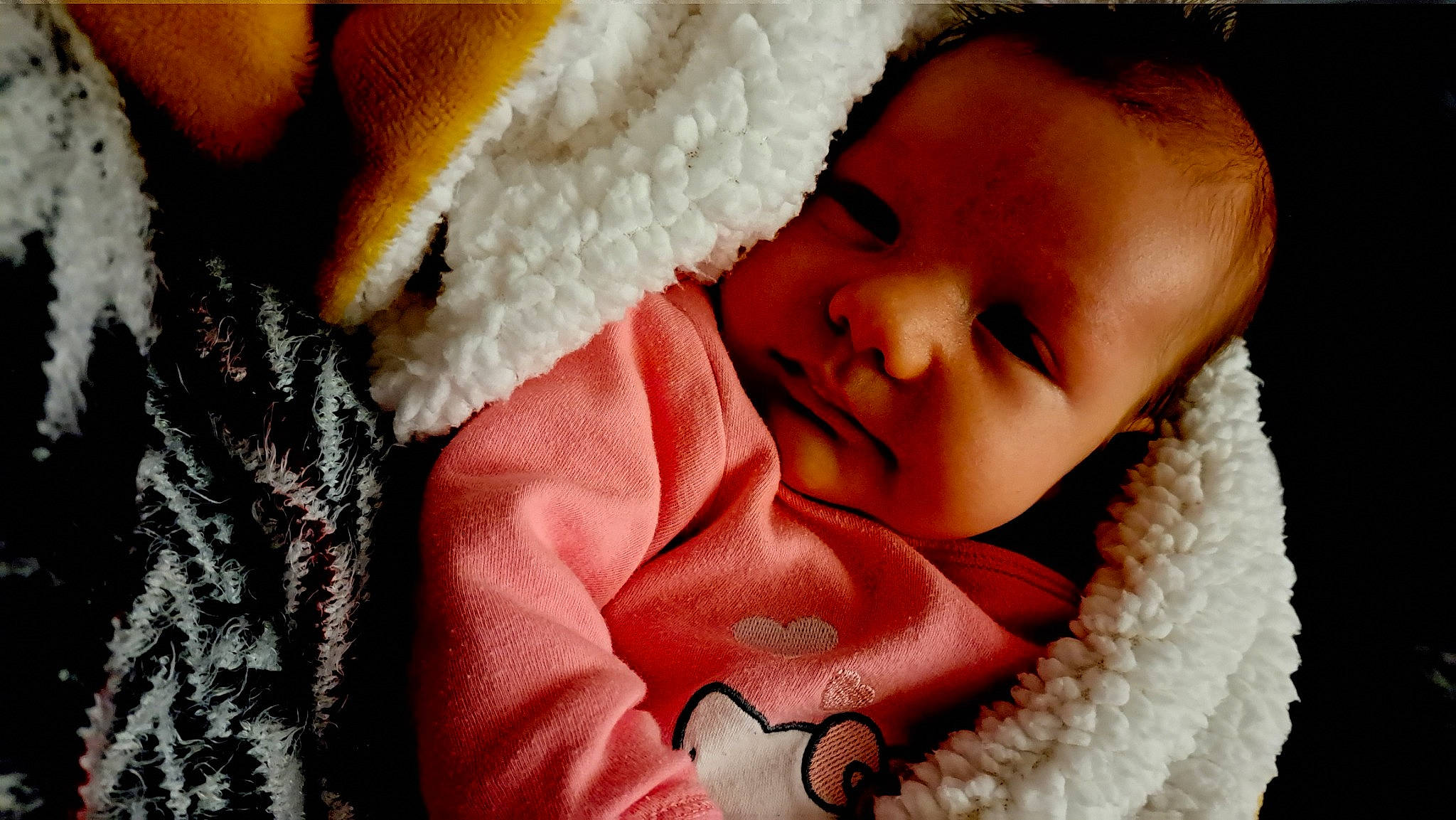 Eva a rejoint le concours — aidez-le/la à gagner de superbes lots ! baby, cheek, chin, comfort, eyebrow, eyelash, facial_expression, gesture, hand, happy, head, iris, lip, mouth, nose, outerwear, person, product, skin, smile