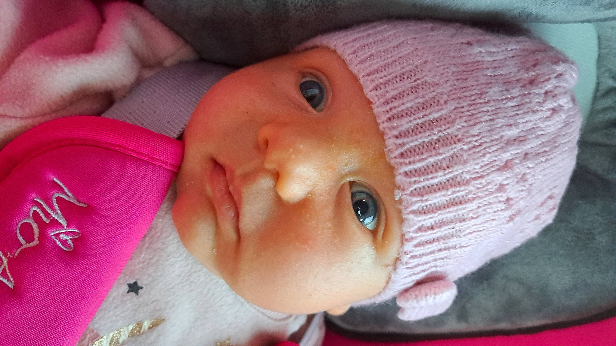 Eva participe au concours pour gagner de l'argent avec cette photo : baby, baby_products, baby_toddler_clothing, cheek, child, close_up, eyelash, happy, hat, headwear, human_body, lip, mouth, nose, organ, person, pink, skin, toddler