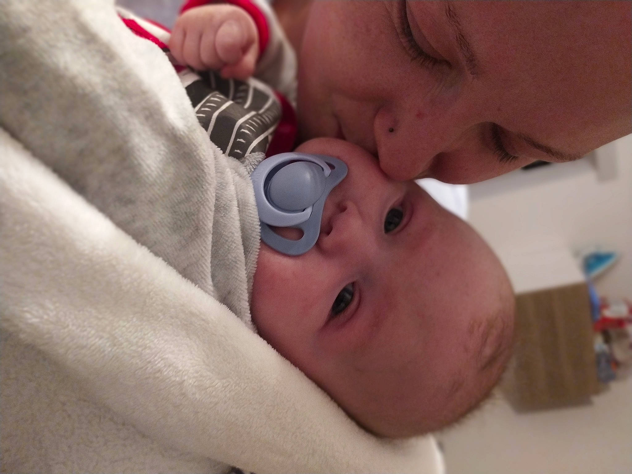 Léo a rejoint le concours — aidez-le/la à gagner de superbes lots ! baby, cheek, child, chin, comfort, ear, eyebrow, eyelash, face, facial_expression, finger, gesture, happy, lip, mouth, nose, organ, person, skin, thumb