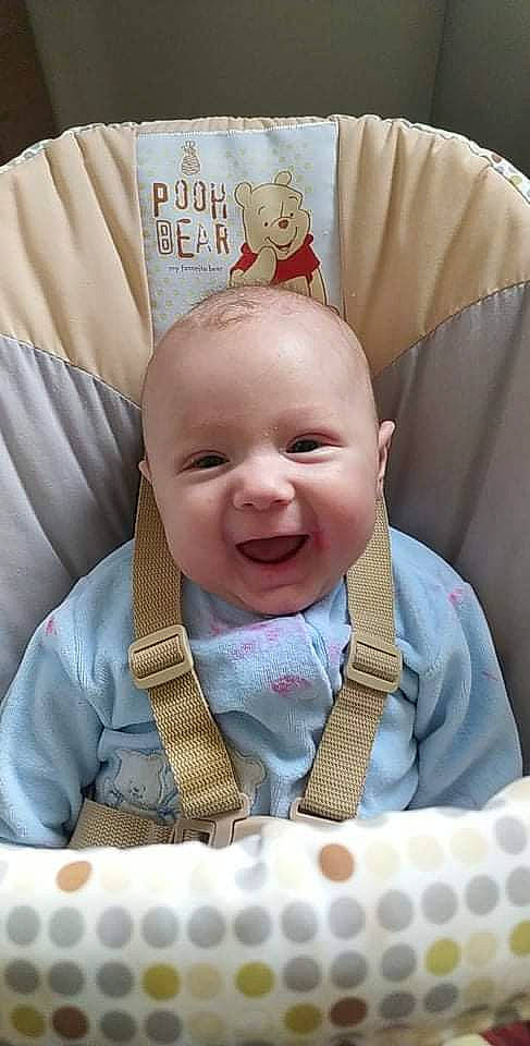 Léo participe au concours pour gagner de l'argent avec cette photo : baby, baby_laughing, baby_products, baby_safety, baby_toddler_clothing, carmine, cheek, child, comfort, event, happy, infant_bed, linens, pattern, person, sitting, skin, smile, textile, toddler