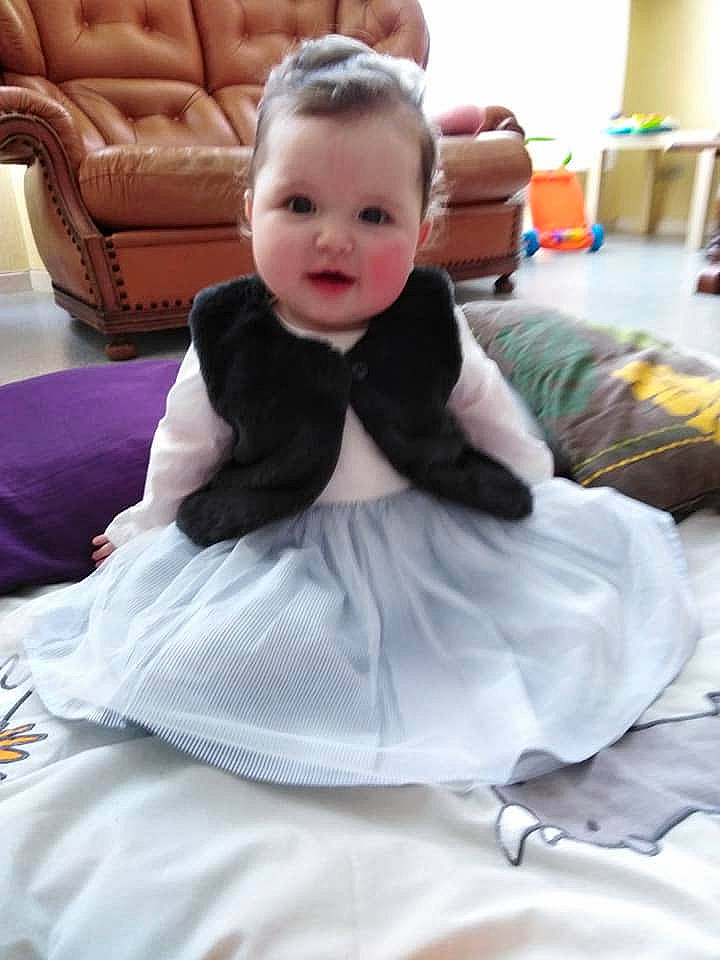 Olivia participe au concours pour gagner de l'argent avec cette photo : baby, cheek, child, furniture, head, person, room, sitting, smile, toddler