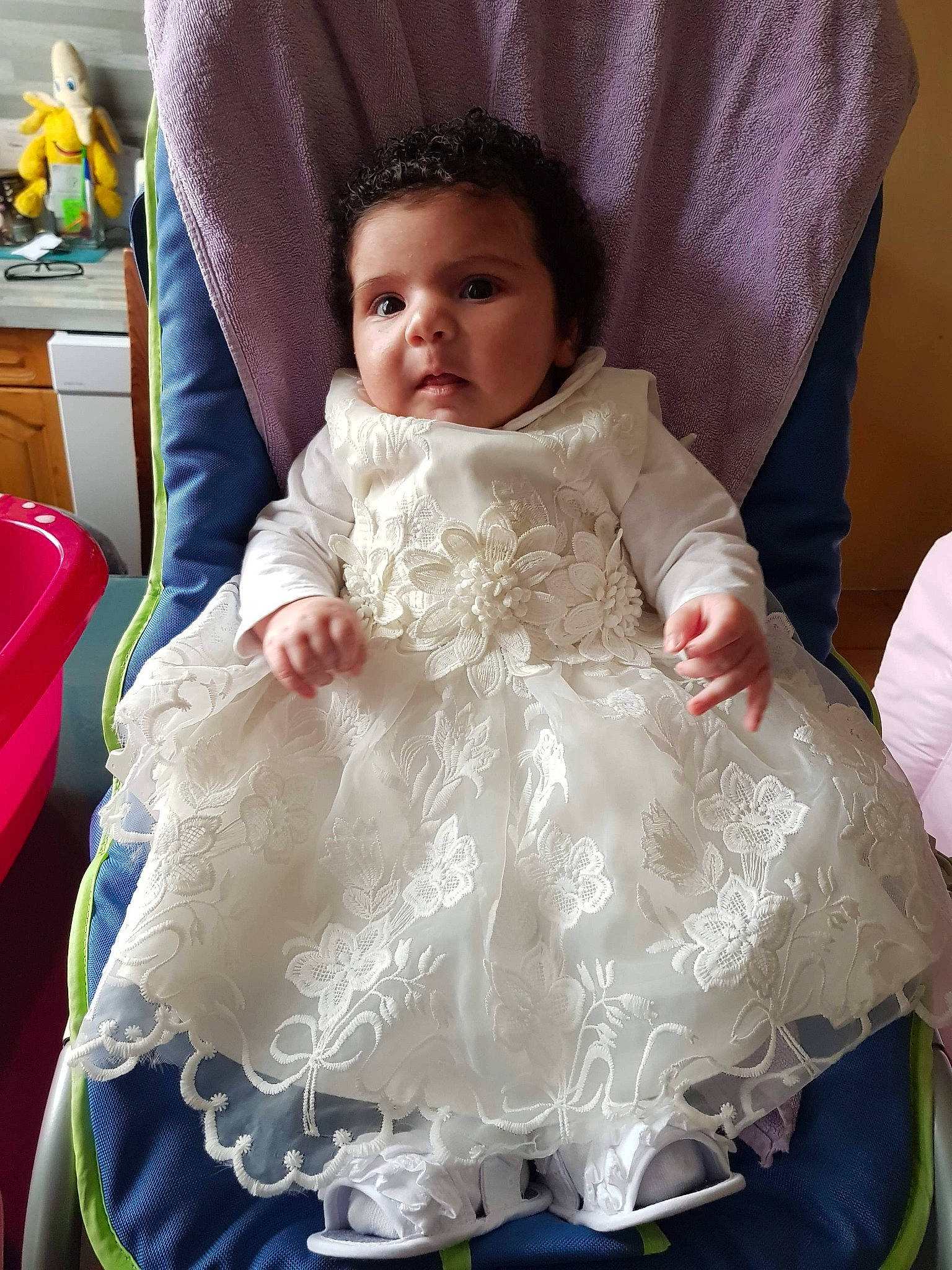 Lilou participe au concours pour gagner de l'argent avec cette photo : baby, child, dress, furniture, outerwear, person, skin, textile, toddler