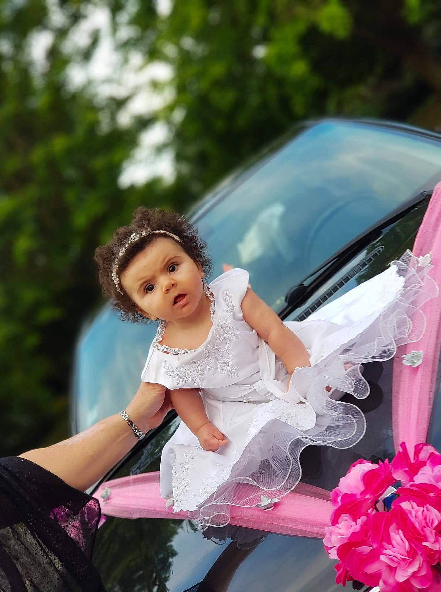 Lilou participe au concours pour gagner de l'argent avec cette photo : beauty, bridal_clothing, bride, car, ceremony, child, child_model, dress, event, flower, happy, luxury_vehicle, person, photo_shoot, photography, pink, plant, surprise, vehicle, veil