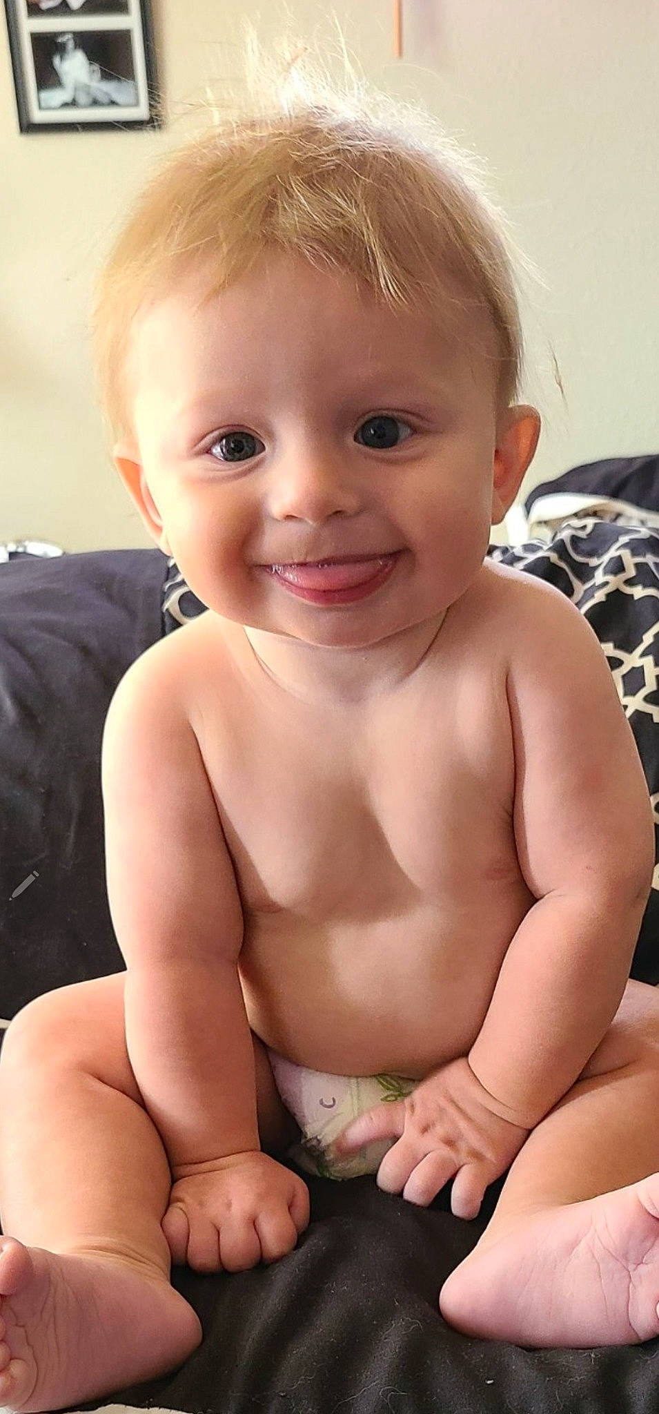 Sherman is registered to the contest to win money with this photo: cheek, eyebrow, eyelash, face, finger, gesture, happy, head, human_body, iris, joint, joy, leg, lip, mouth, muscle, neck, nose, person, skin