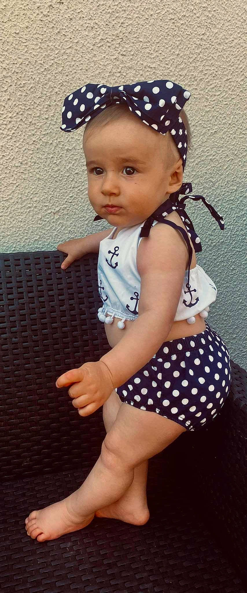 Kelsey a rejoint le concours — aidez-le/la à gagner de superbes lots ! baby, baby_toddler_clothing, beauty, eye, eyelash, face, flash_photography, gesture, hair, happy, headwear, iris, knee, lip, organ, person, skin, sleeve, thigh, thumb