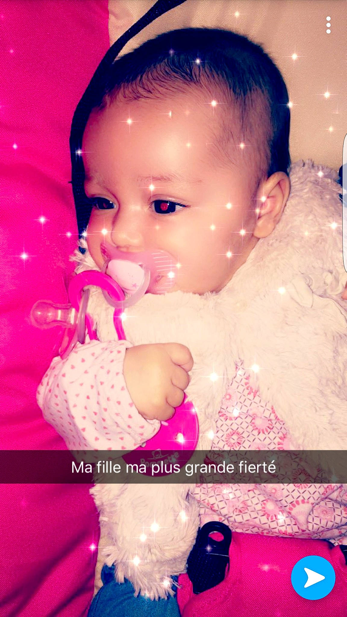 Séléna a rejoint le concours — aidez-le/la à gagner de superbes lots ! cheek, child, eye, face, fun, girl, happiness, head, human, infant, joy, lip, magenta, mouth, nose, person, pink, product, skin, smile