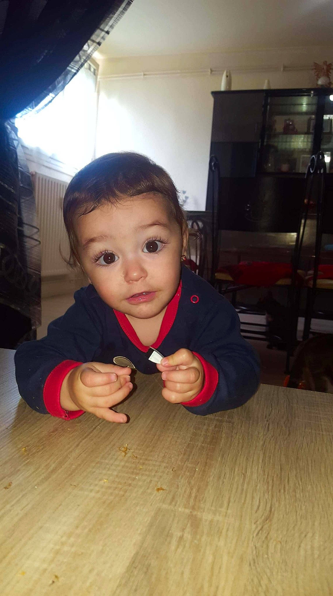 Séléna a rejoint le concours — aidez-le/la à gagner de superbes lots ! baby, cheek, child, face, finger, fun, head, lip, mouth, nose, person, skin, smile, thumb, toddler, wood