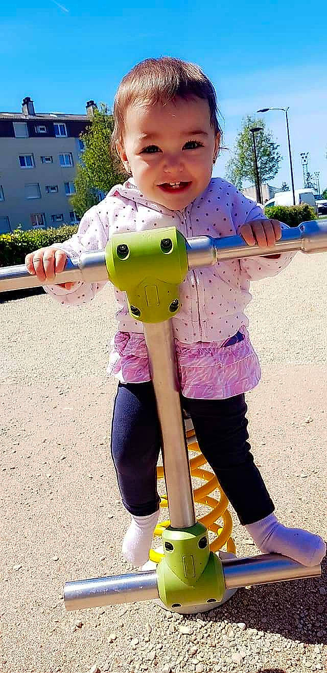 Séléna participe au concours pour gagner de l'argent avec cette photo : child, fun, joy, kick_scooter, person, play, playground, smile, toddler, toy, vehicle