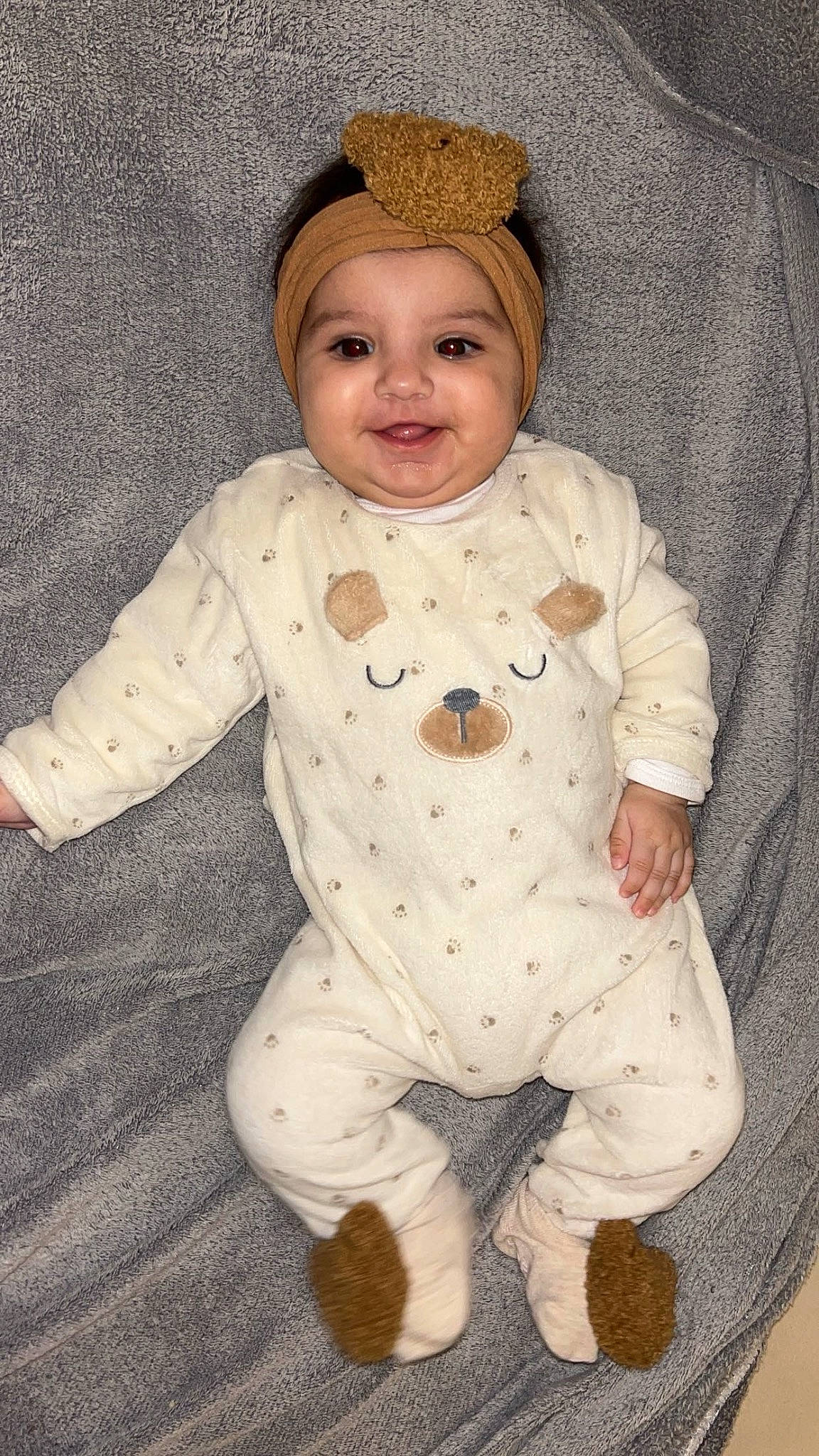 ëmmy a rejoint le concours — aidez-le/la à gagner de superbes lots ! baby, baby_toddler_clothing, cap, cheek, child, eye, face, facial_expression, happy, head, headgear, headwear, joy, mammal, organ, outerwear, pattern, person, sleeve, smile