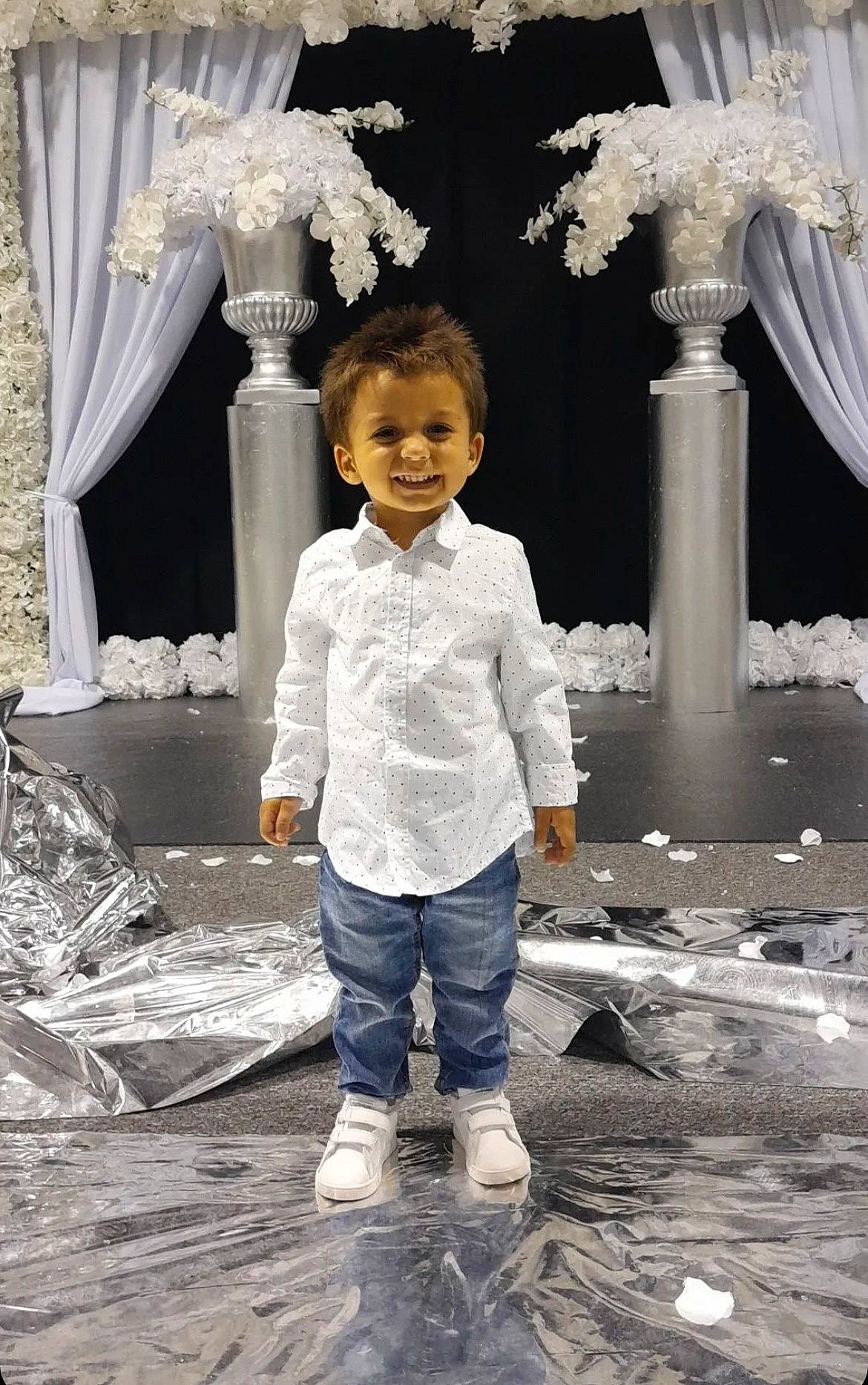 Ilan participe au concours pour gagner de l'argent avec cette photo : child, curtain, event, fashion_design, flash_photography, flooring, formal_wear, fun, happy, joy, lighting, monochrome, monochrome_photography, person, room, sitting, smile, standing, style, toddler