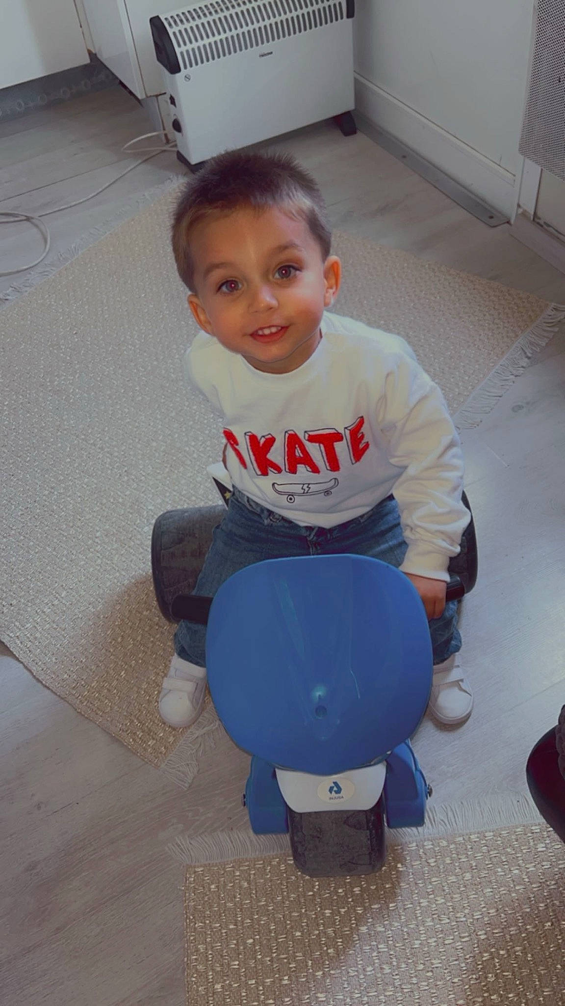 Ilan participe au concours pour gagner de l'argent avec cette photo : baby_toddler_clothing, chair, child, comfort, electric_blue, face, facial_expression, floor, flooring, fun, gas, head, human_leg, joint, joy, knee, person, product, sitting, smile