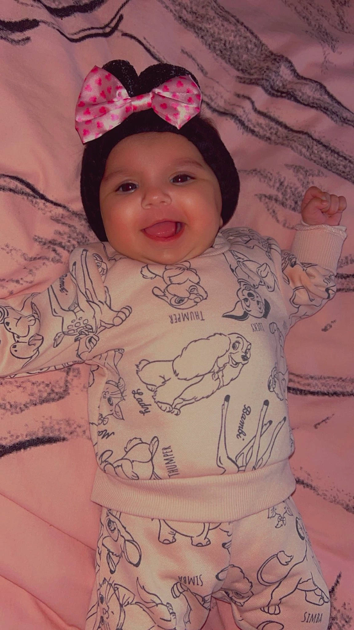 ëmmy participe au concours pour gagner de l'argent avec cette photo : baby, baby_toddler_clothing, cheek, chin, eye, eyebrow, face, happy, head, headgear, headwear, human, human_body, joy, mouth, organ, person, pink, skin, sleeve