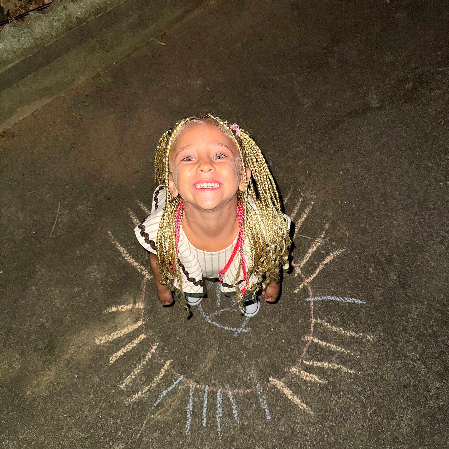 Elaïa a rejoint le concours — aidez-le/la à gagner de superbes lots ! braided_hair, chalk_drawing, child, clothing, colorful, drawing, face, flash, girl, hair, happy, looking_up, night, outdoor, pavement, play, shoes, smiling, standing, sun