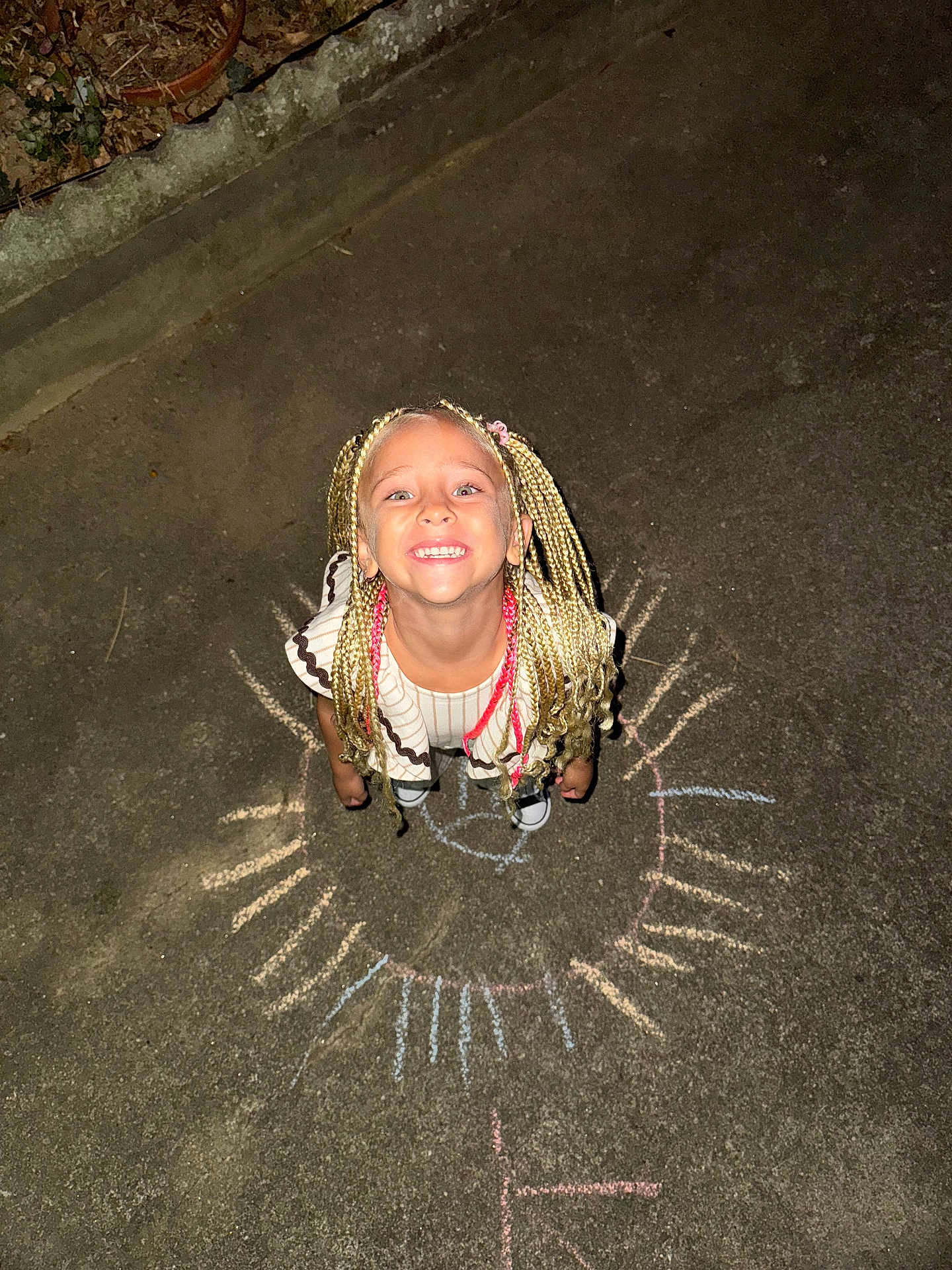 Elaïa a rejoint le concours — aidez-le/la à gagner de superbes lots ! child, smiling, braided_hair, chalk_drawing, pavement, night, flash, outdoor, happy, girl, face, hair, shoes, clothing, play, drawing, sun, colorful, standing, looking_up