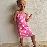 Elaïa participe au concours pour gagner de l'argent avec cette photo : child, girl, pink_dress, sunglasses, smiling, posing, barefoot, slippers, flower_pattern, standing, wall, floor, happy, playful, indoors, casual, cute, young, portrait, fashion