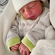 Victoria a rejoint le concours — aidez-le/la à gagner de superbes lots ! newborn, baby, sleeping, blanket, white, hat, onesie, cozy, soft, infant, cute, hands, closed_eyes, warm, resting, child, portrait, indoors, peaceful, sleep