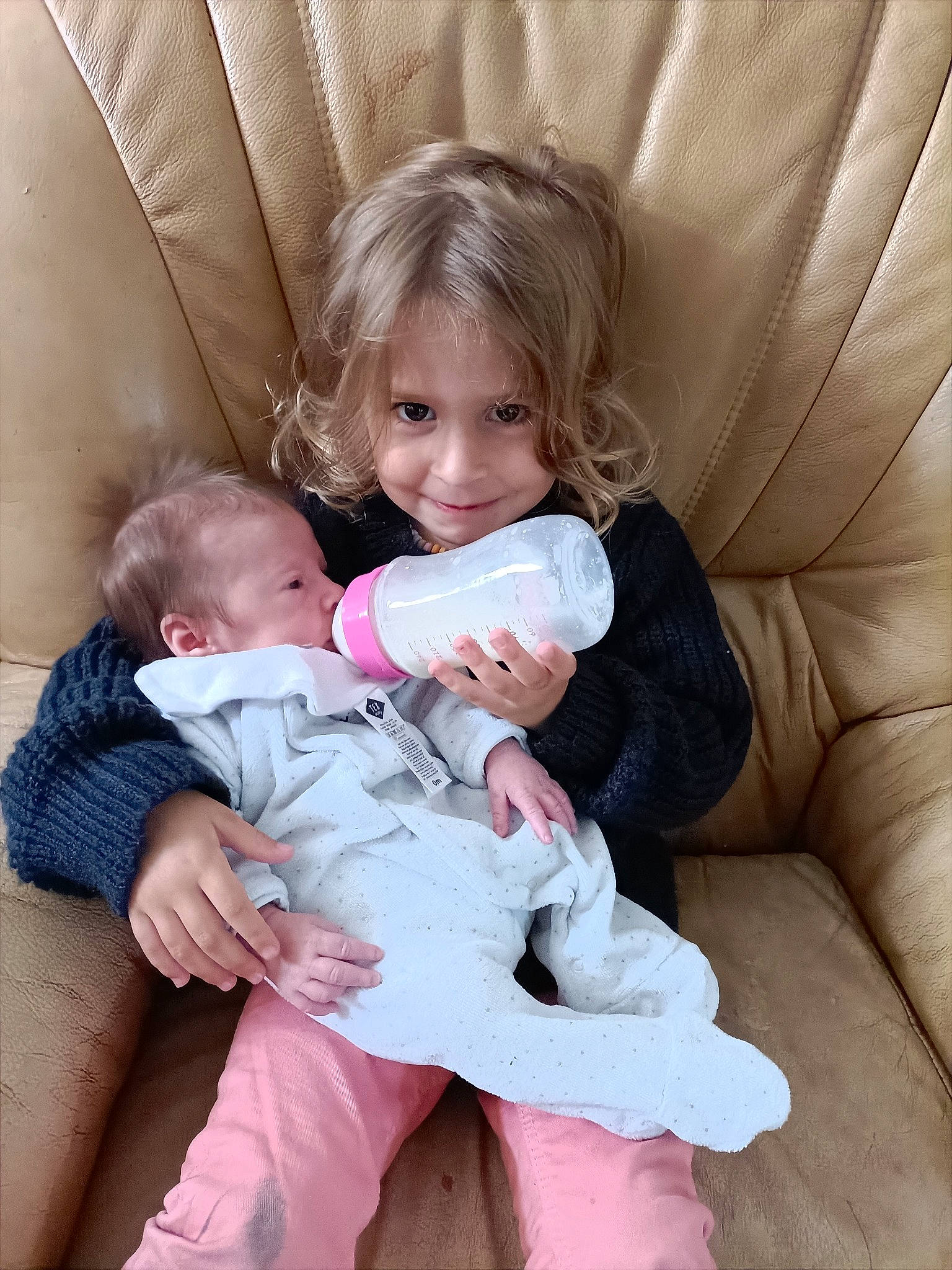 Melia a rejoint le concours — aidez-le/la à gagner de superbes lots ! baby, baby_toddler_clothing, cheek, comfort, couch, eye, face, finger, gesture, hair, hairstyle, happy, head, human_body, iris, joy, mouth, person, pink, skin