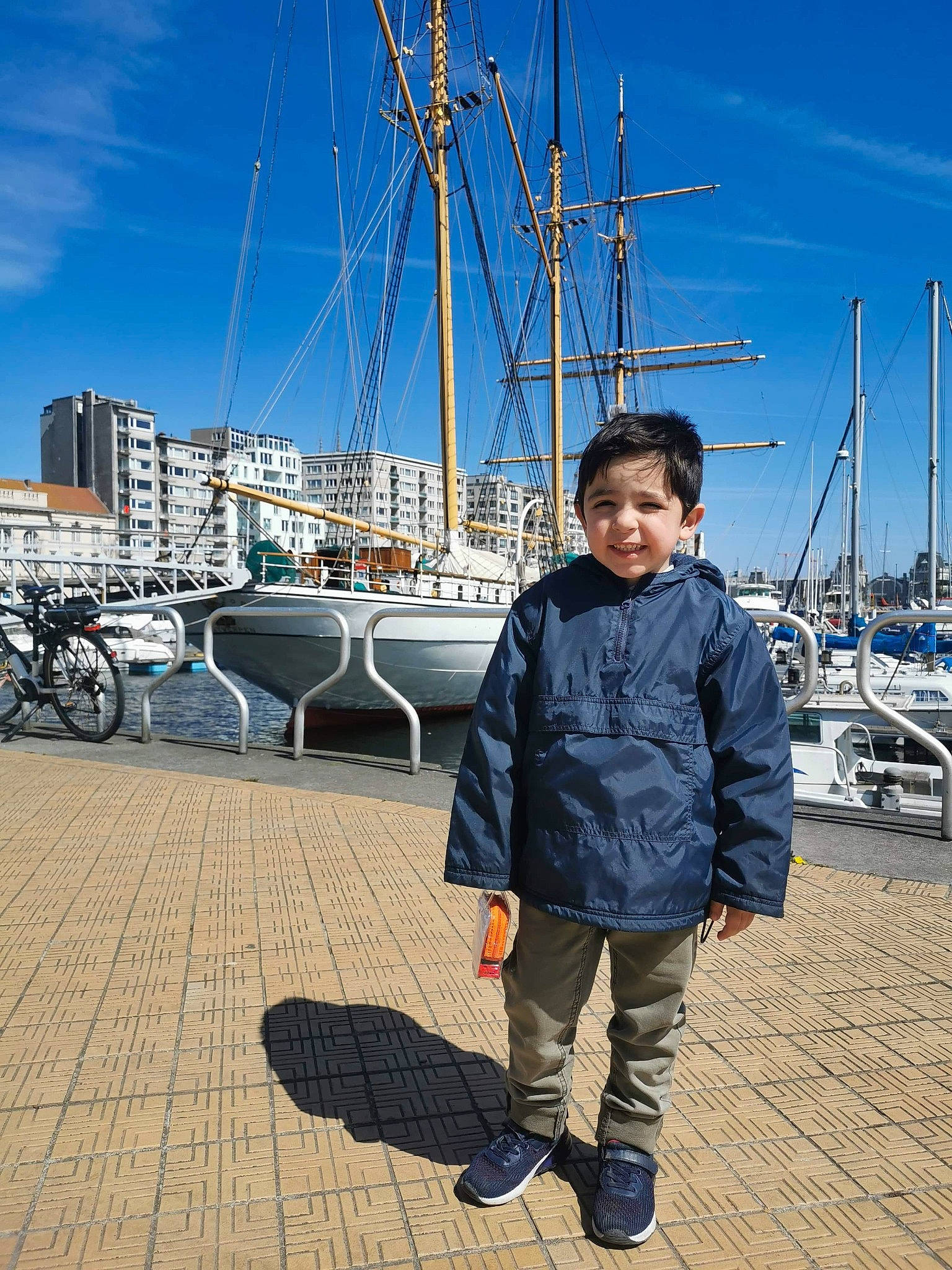 Sofiane a rejoint le concours — aidez-le/la à gagner de superbes lots ! boat, city, cloud, dock, electric_blue, electricity, harbor, infrastructure, mast, person, port, public_utility, sailboat, ship, sky, smile, tire, travel, vehicle, watercraft