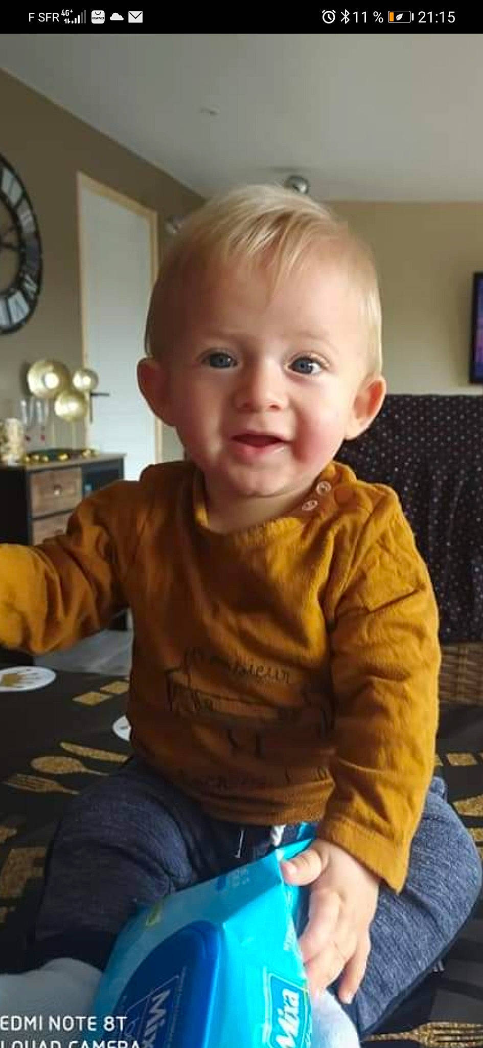 Maho participe au concours pour gagner de l'argent avec cette photo : baby, blond, cheek, child, face, person, sitting, smile, standing, toddler