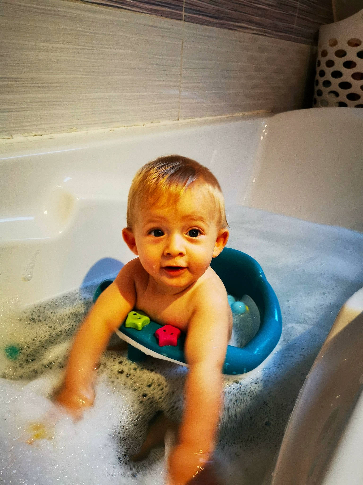 Maho a rejoint le concours — aidez-le/la à gagner de superbes lots ! baby, baby_bathing, bathing, bathtub, child, fun, leisure, person, plumbing_fixture, toddler, washing