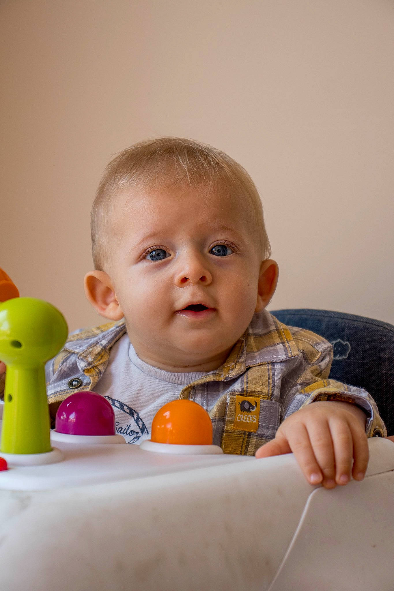 Maho participe au concours pour gagner de l'argent avec cette photo : baby, baby_playing_with_toys, cheek, child, eye, face, finger, head, nose, person, play, room, sitting, skin, toddler, toy, tummy_time, yellow