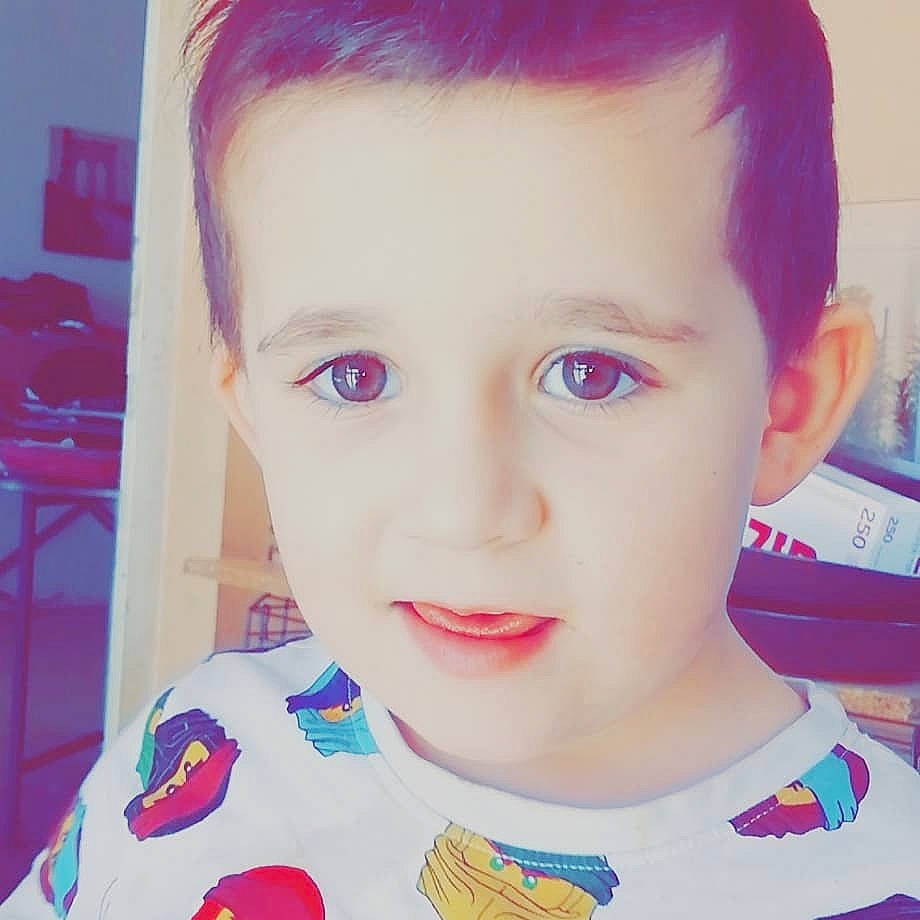 Léo participe au concours pour gagner de l'argent avec cette photo : beauty, cheek, child, chin, close_up, cool, ear, eye, eyebrow, face, forehead, hair, hairstyle, head, lip, nose, organ, person, pink, selfie