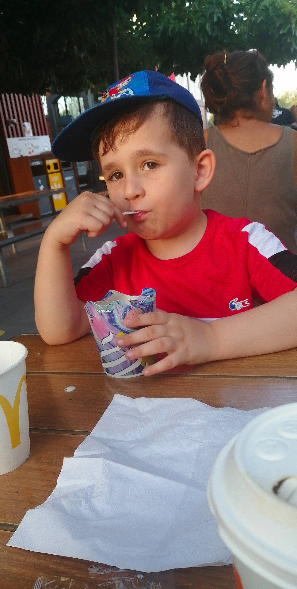 Léo participe au concours pour gagner de l'argent avec cette photo : child, eating, food, meal, person, play, toddler, vacation, water