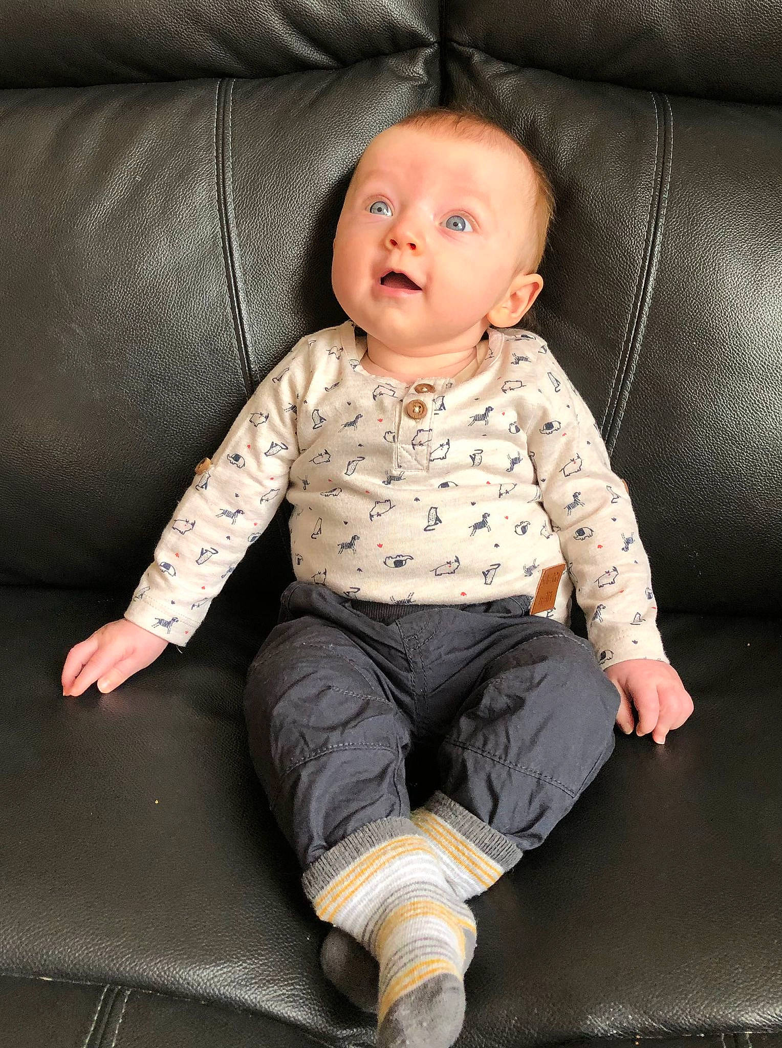 Gabin participe au concours pour gagner de l'argent avec cette photo : arm, baby, baby_toddler_clothing, cheek, child, collar, comfort, dress_shirt, eye, flash_photography, happy, head, human_body, knee, pattern, person, portrait_photography, sitting, sleeve, t_shirt