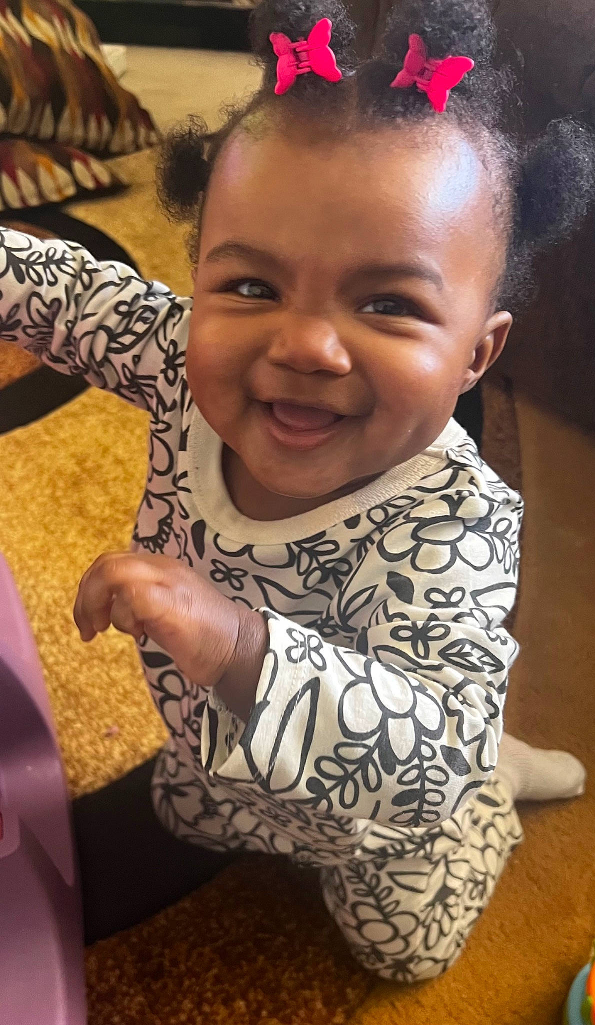 Avarie is registered to the contest to win money with this photo: cheek, child, chin, cool, eye, face, forehead, gesture, hair, hand, happy, head, human_body, joy, lip, mouth, neck, nose, organ, person