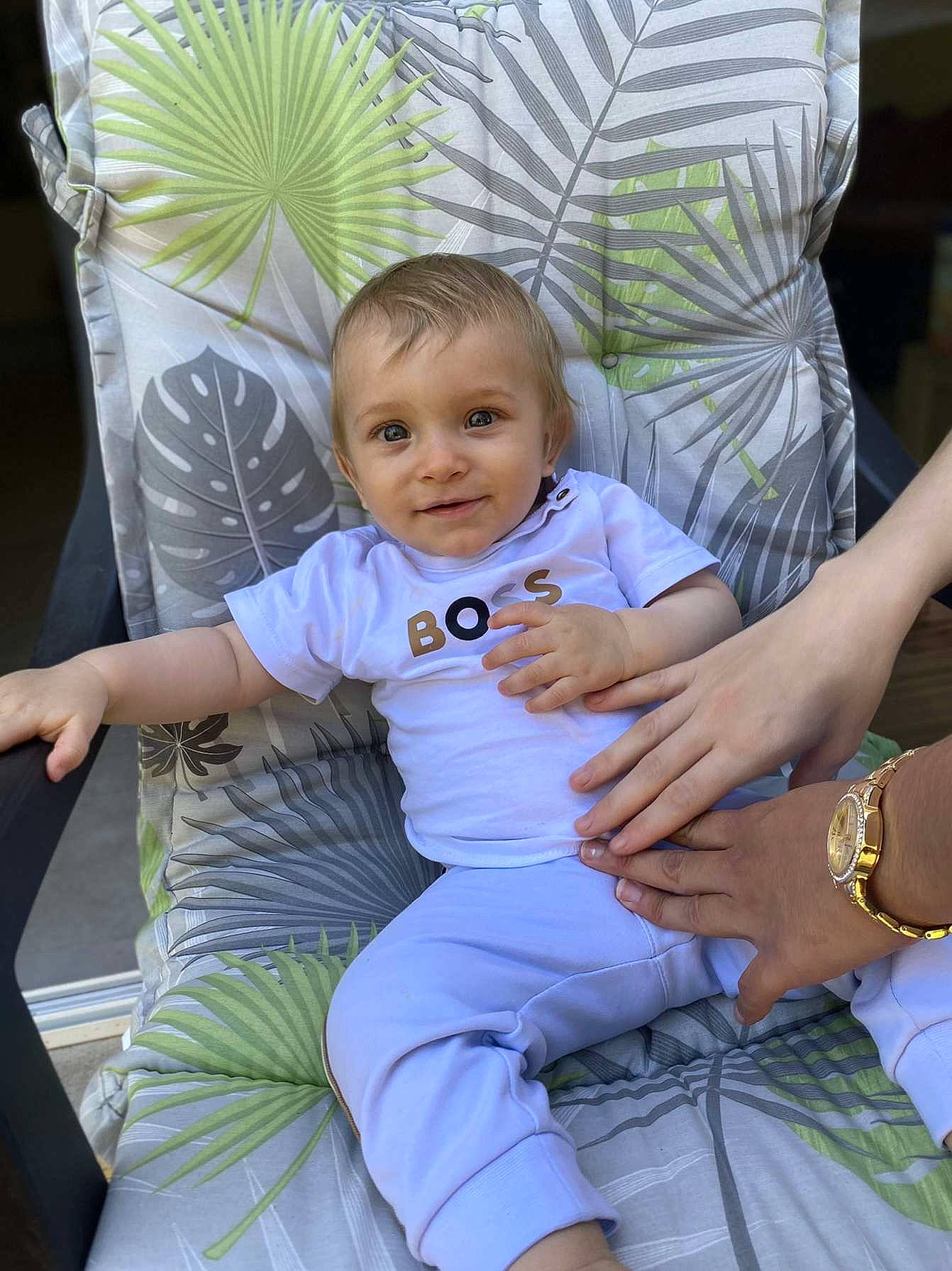 Antoine participe au concours pour gagner de l'argent avec cette photo : baby, baby_toddler_clothing, chair, child, comfort, couch, event, fun, grass, green, hand, happy, joy, lap, leisure, person, purple, sitting, smile, toddler