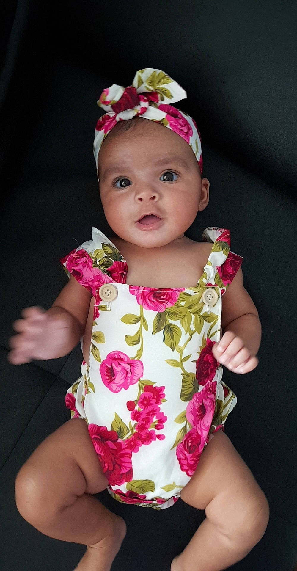 Sheïcy participe au concours pour gagner de l'argent avec cette photo : baby, baby_products, baby_toddler_clothing, cheek, child, child_model, dress, fashion_accessory, hair_accessory, headband, headgear, headpiece, pattern, person, petal, pink, plant, product, textile, toddler