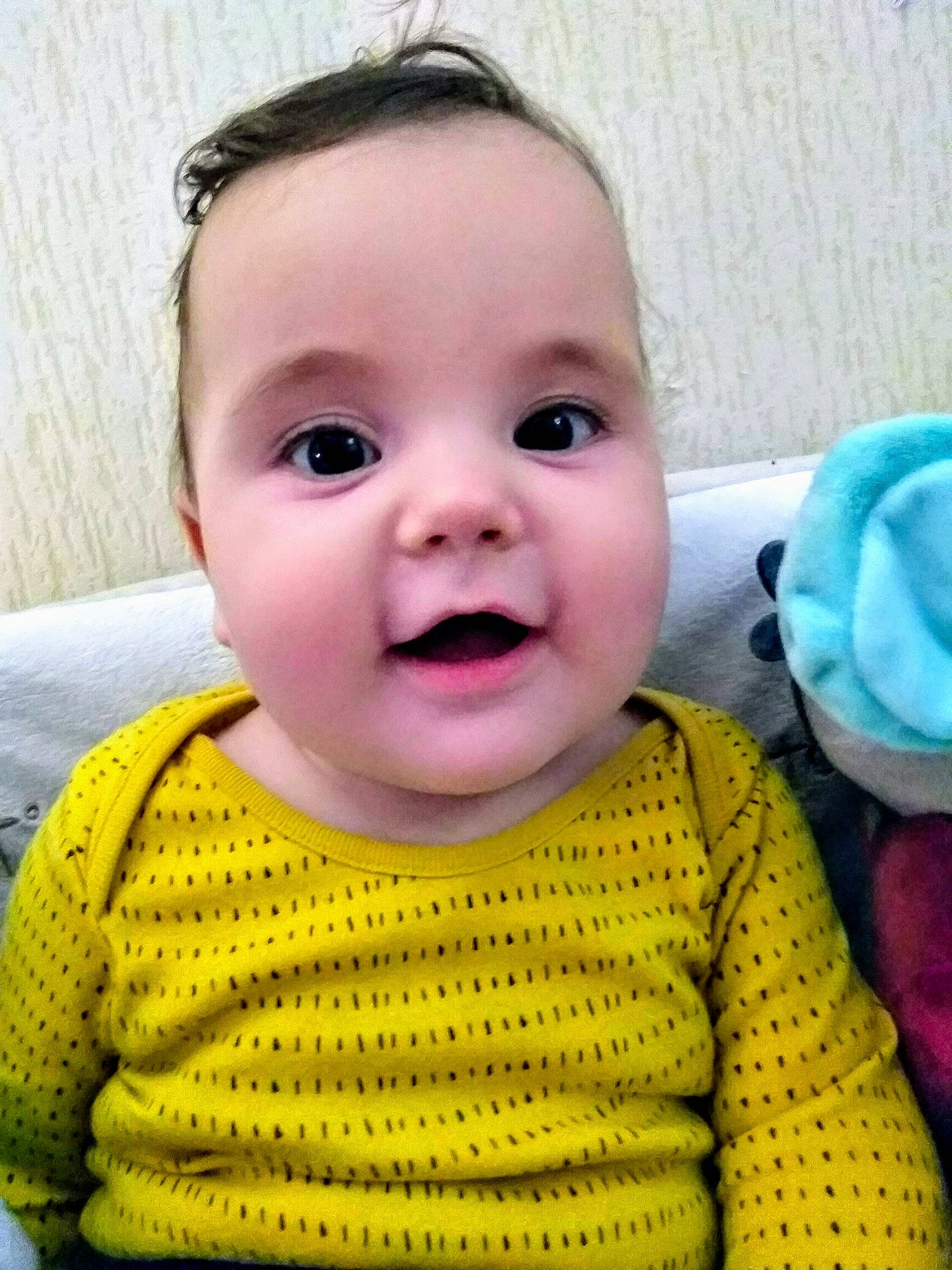 Rares participe au concours pour gagner de l'argent avec cette photo : baby, cheek, child, chin, eye, face, facial_expression, forehead, head, lip, mouth, nose, outerwear, person, skin, smile, toddler, yellow