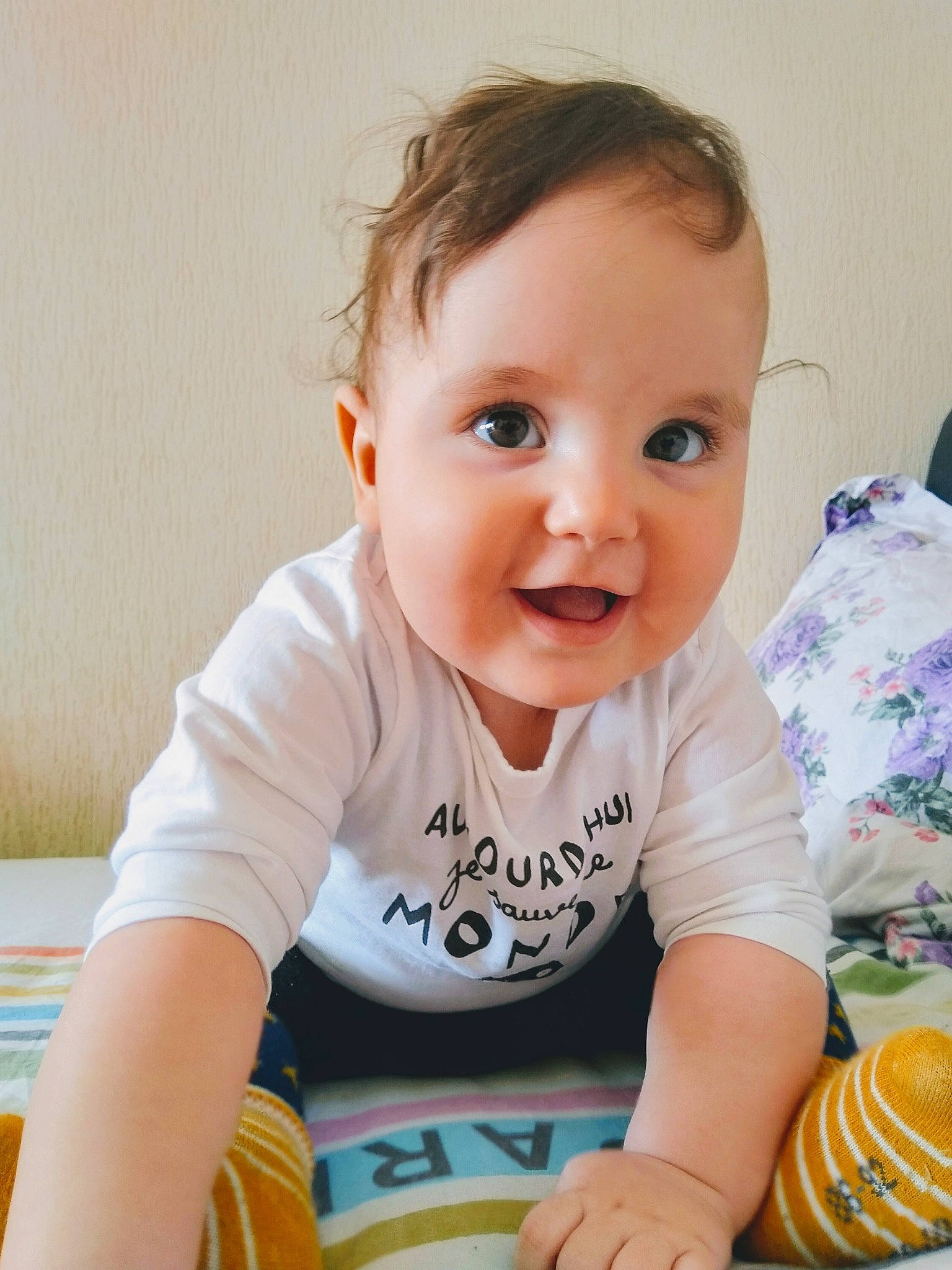 Rares a rejoint le concours — aidez-le/la à gagner de superbes lots ! baby, baby_toddler_clothing, cheek, child, crawling, ear, eye, face, head, nose, person, play, room, sitting, skin, smile, toddler, tummy_time, yellow