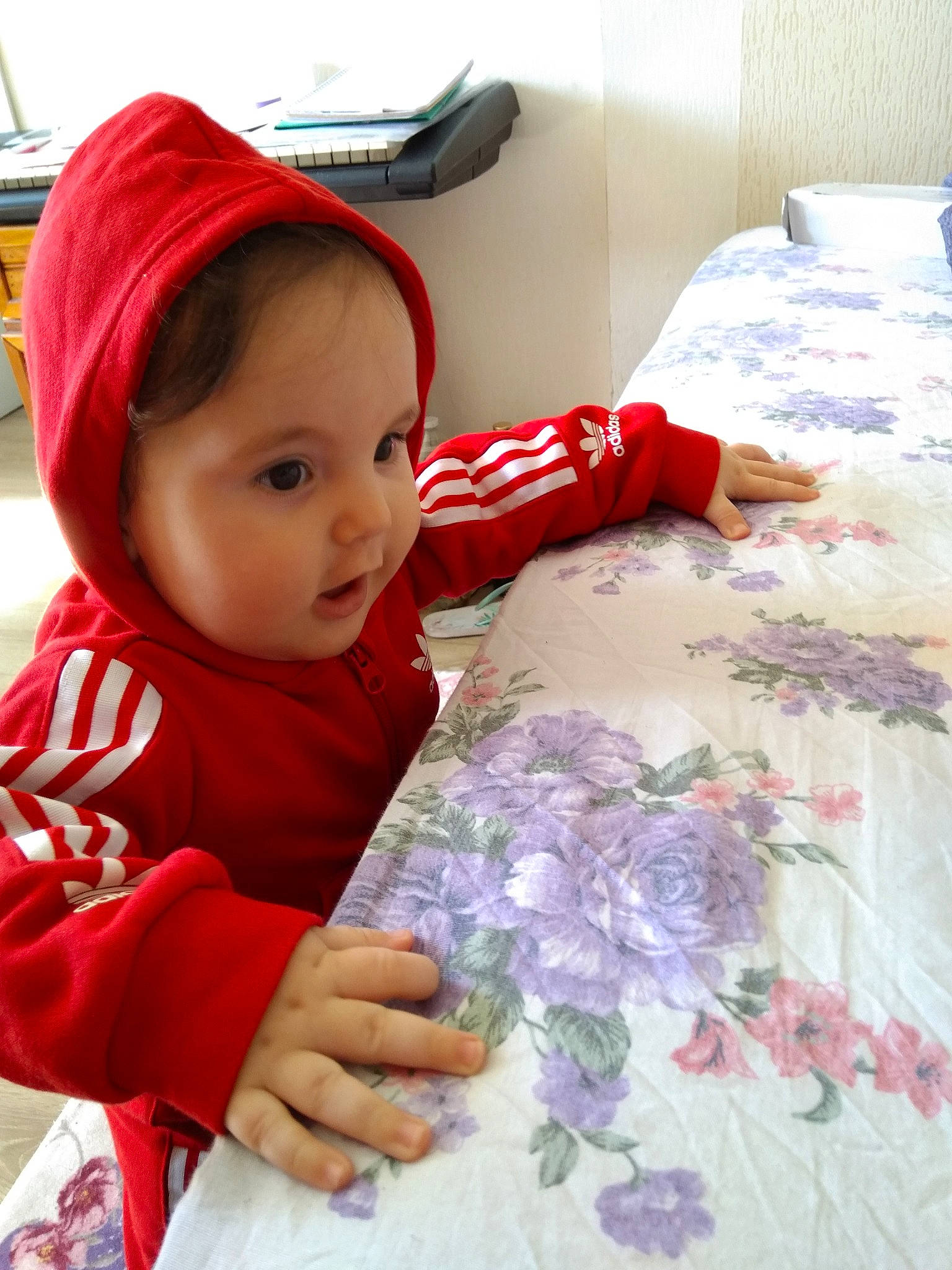 Rares participe au concours pour gagner de l'argent avec cette photo : baby, bed_sheet, bedding, child, flower, person, petal, play, smile, textile, toddler