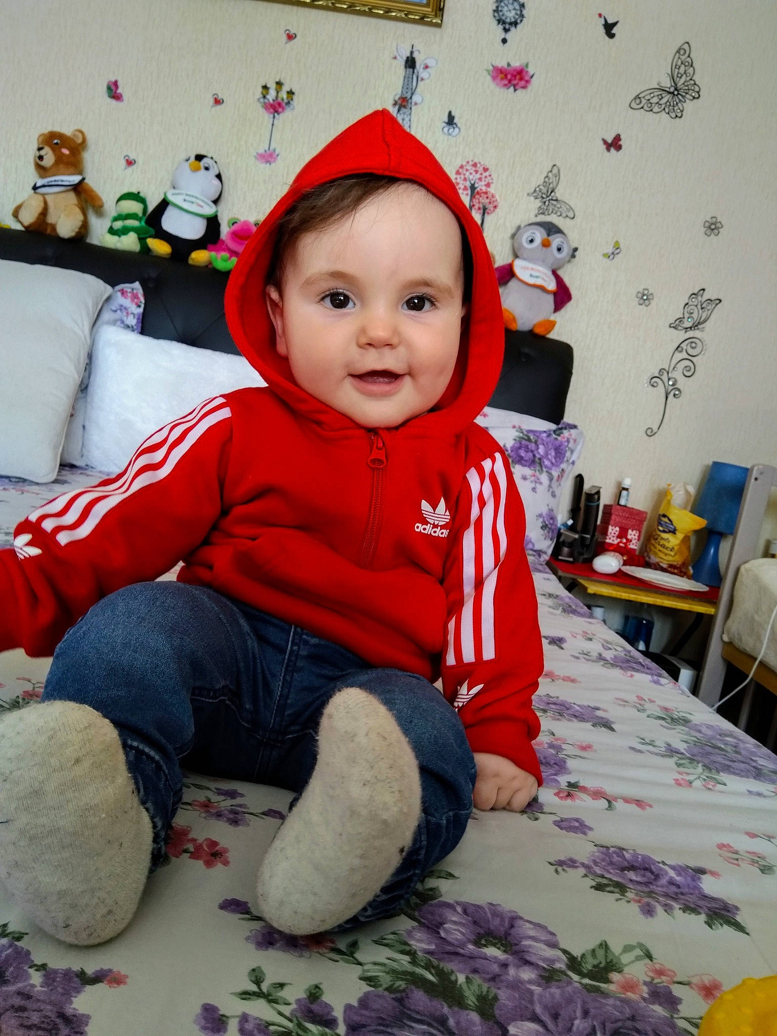 Rares participe au concours pour gagner de l'argent avec cette photo : baby, cheek, child, person, pink, play, room, sitting, smile, toddler