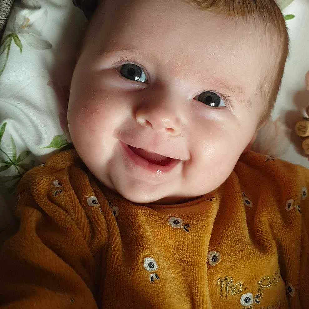 Ilena participe au concours pour gagner de l'argent avec cette photo : animal, baby, babylaughing, blanket, cat, clothing, cushion, face, happy, head, homedecor, knitwear, newborn, person, pet, photography, portrait, quilt, smile, sweater