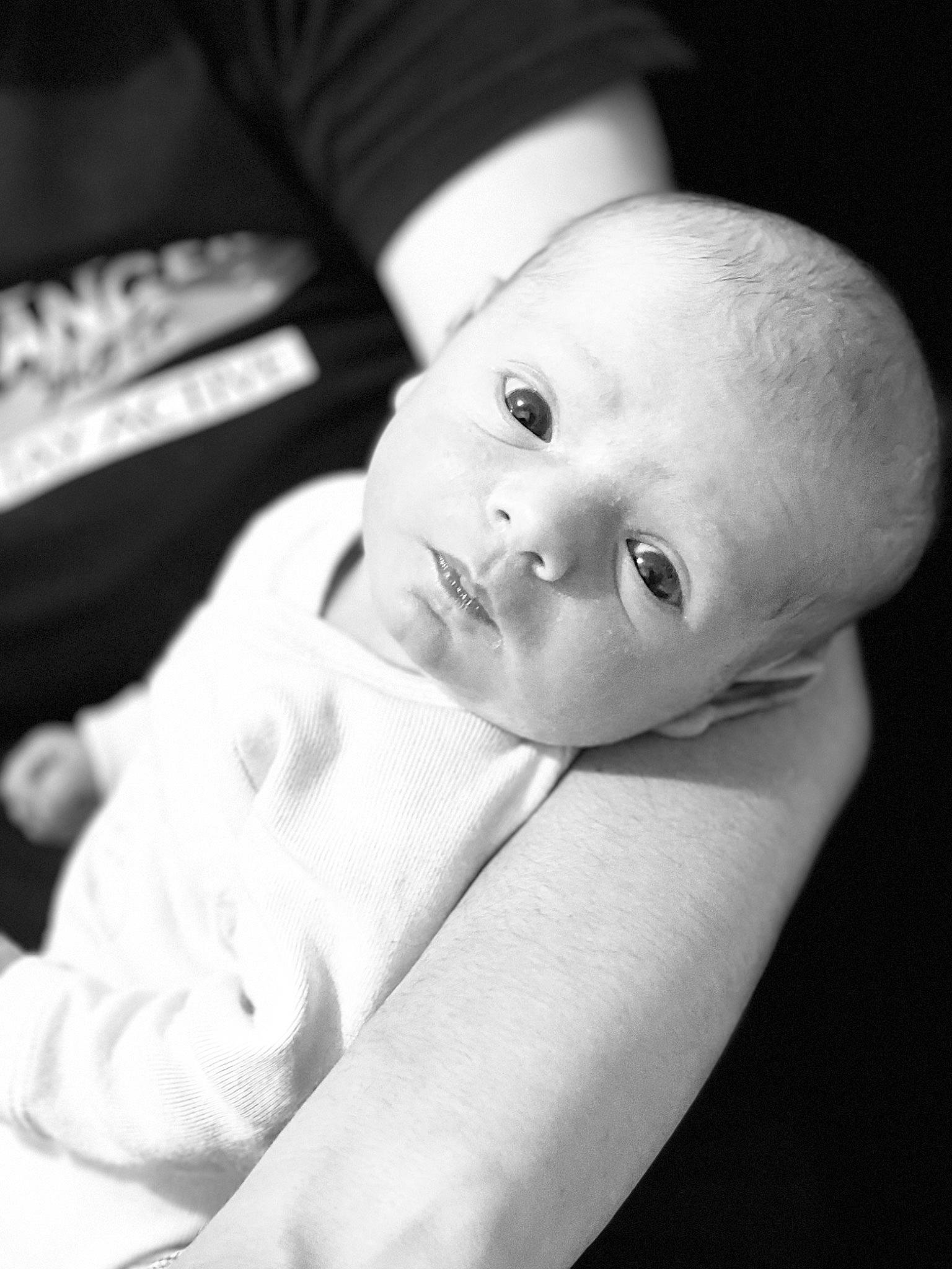 Hayvie participe au concours pour gagner de l'argent avec cette photo : baby, baby_toddler_clothing, cheek, chin, comfort, eye, eyebrow, flash_photography, happy, iris, lip, monochrome, monochrome_photography, mouth, no_expression, nose, person, sitting, skin, sleeve